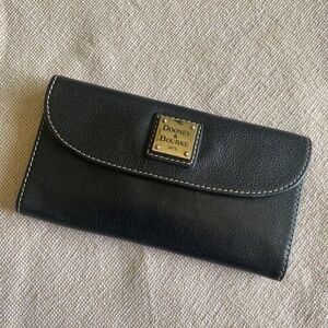 Dooney & Bourke Pebble Continental Black Leather Women's Clutch Wallet